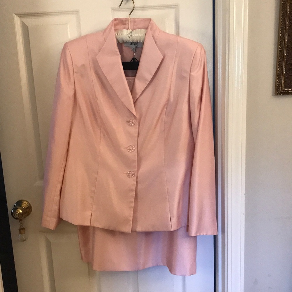 Beautiful two-piece LeSuit pink suit, fully lined. Skirt length: below the knee.